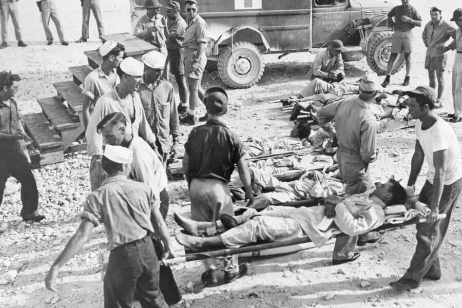 Preživší z USS Indianapolis na Guame. (Foto: Getty Images)