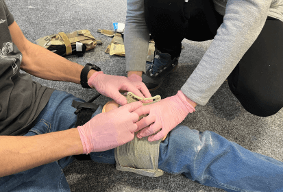 Štyri hodiny, žiadna vata. Ako prebiehal prvý kurz DoD Stop The Bleed v Rigad Olomouc