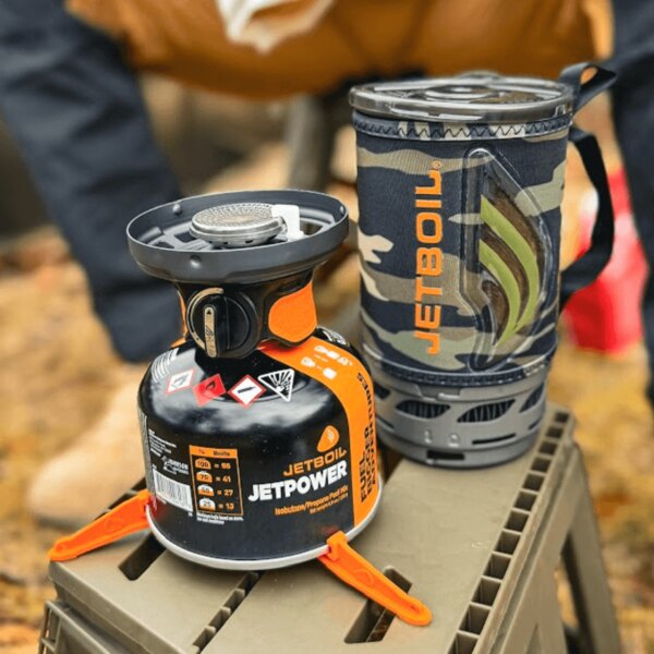Varič Jetboil s kartušou Jetpower a izolačným hrncom na podklade. Foto: Rigad