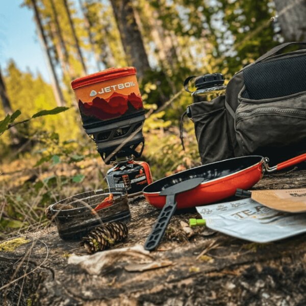 Outdoorový varič Jetboil s panvicou a príslušenstvom v lese. Foto: Rigad