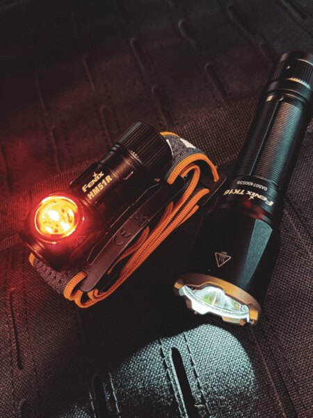 Čelovka Fenix s červeným svetlom a taktická ručná LED baterka – ideálna kombinácia pre nočné aktivity. Foto: Rigad