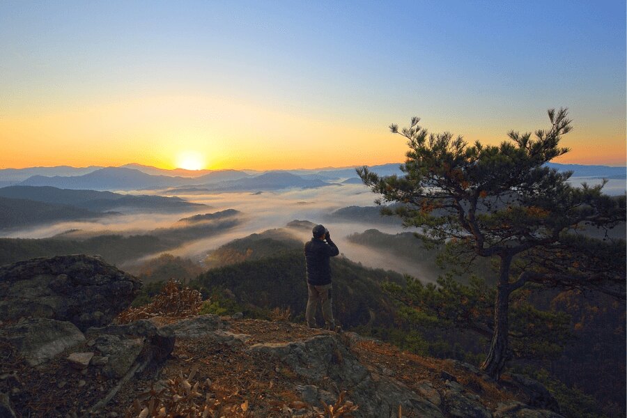 muž, outdoor, jesenná príroda. Zdroj: https://pixabay.com/sk/photos/p%C5%99%C3%ADroda-cestovať-pr%C5%AFskum-6740243/