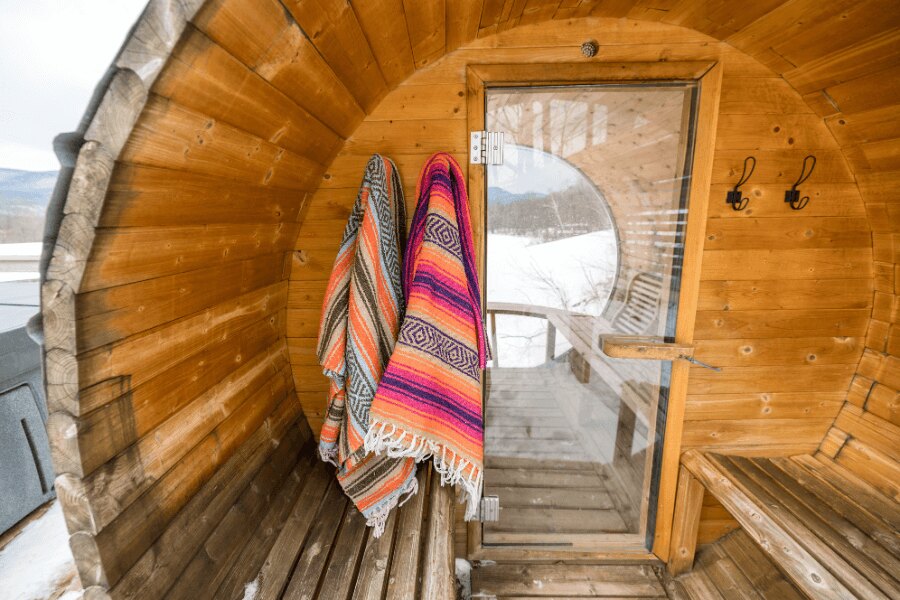 Sauna v zime. Zdroj: https://www.pexels.com/cs-cz/foto/dreveny-vchod-fasada-prazdny-11319254/