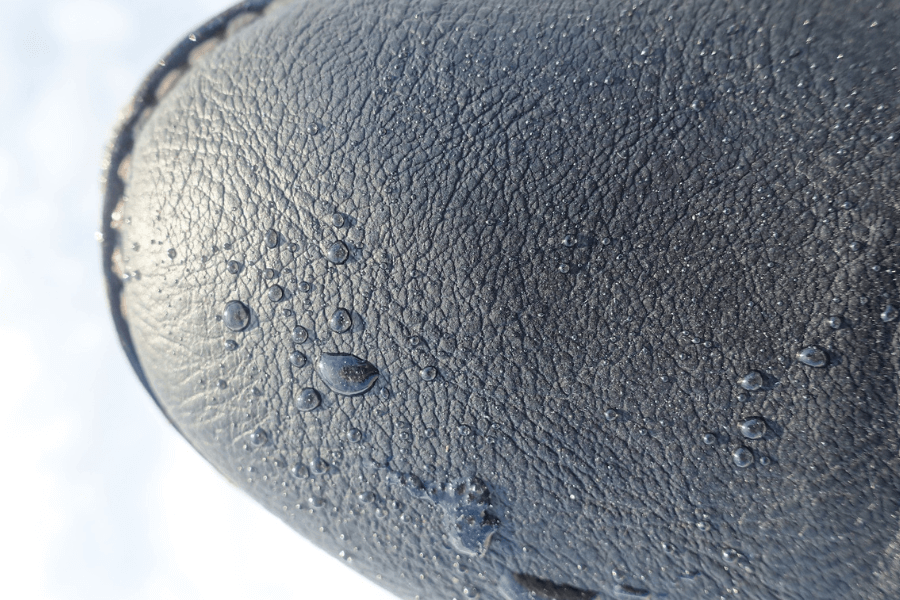 detail kvapiek vody na špičke koženej topánky