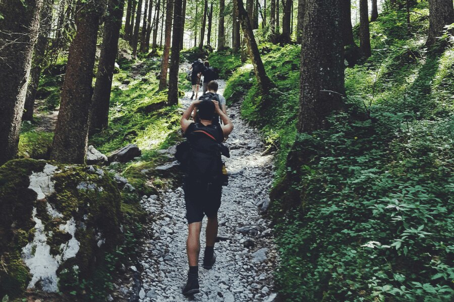 mladí ľudia na traile, speed hiking