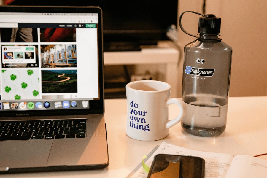 Fľaša Nalgene na pracovnom stole pri macbooku. Zdroj: https://www.pexels.com/cs-cz/foto/kava-salek-notebook-internet-3959986/