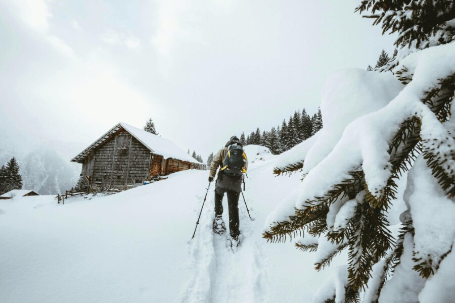 Muž ide do kopca na snežniciach. Zdroj: https://www.pexels.com/cs-cz/foto/snih-priroda-osoba-zima-10799233/