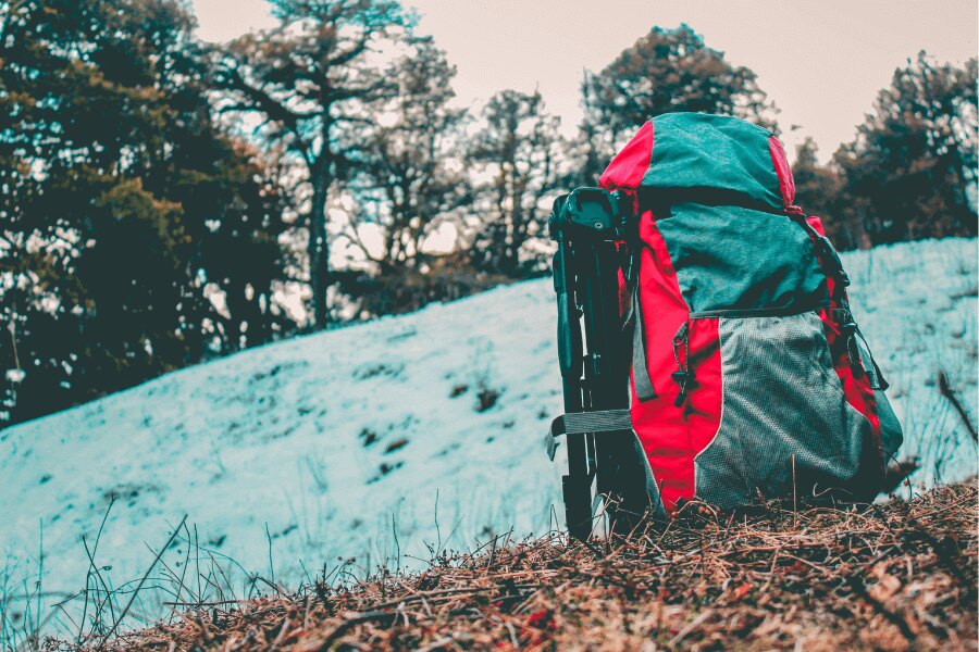 Turistický batoh v snehu. Zdroj: https://www.pexels.com/cs-cz/foto/1178525/