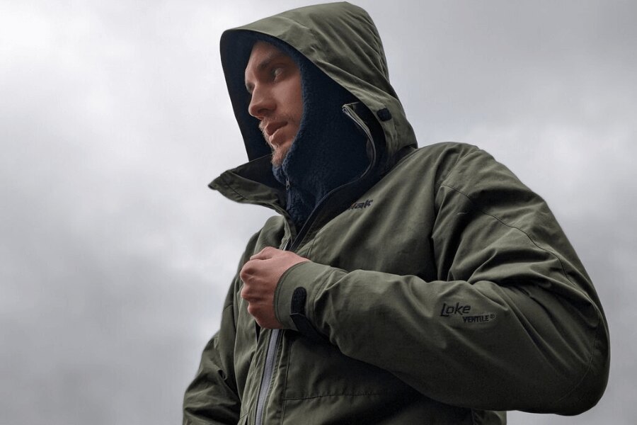 Tilak Loke 24 z Ventile<sup>®</sup> v olivovej, kapucňa nasadená, zapínanie na vodotesný zips; tichá, priedušná ochrana do dažďa. Foto: Rigad