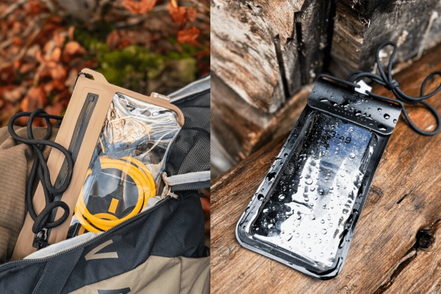 Vodotesné obaly Tactical na elektroniku – vľavo priehľadné puzdro s nabíjacím káblom v batohu, vpravo čierne puzdro s mobilom pokryté kvapkami vody na dreve. Ochrana telefónu a príslušenstva proti dažďu a vlhkosti v teréne. Foto: Rigad