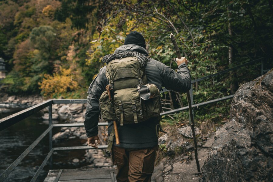 Zimná bunda Helikon-Tex Yukon z materiálu Duracanvas zvládne náklad vybavenia aj voskovanie pre väčšiu odolnosť.
