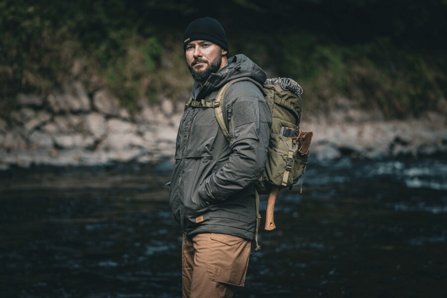 Bunda Helikon-Tex Yukon v prírodnom teréne – odolná, priedušná, bez nepremokavej membrány.