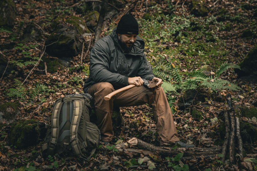 Zimná bunda Helikon-Tex Yukon pri práci v tábore – odolná proti iskrám a mechanickému opotrebovaniu.