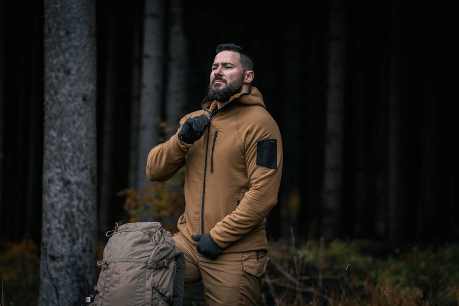 Detail zapínania obojsmerného zipsu YKK<sup>&reg;</sup> na mikine Helikon-Tex Patriot Pro s vysokým golierom a priliehavou kapucňou. Foto: Rigad