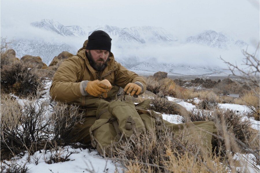 Príprava na noc na snehu za svetla – organizácia výbavy a voľba miesta v zimnom teréne. Foto: Helikon-Tex, Rigad