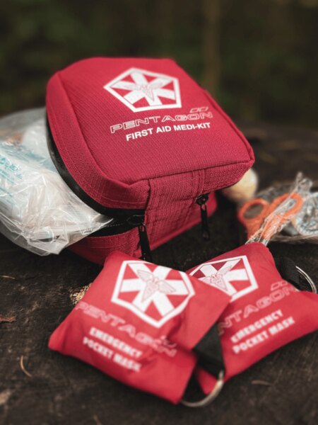 Kompaktná terénna lekárnička Pentagon First Aid Medi-Kit pripravená na použitie v teréne. Foto: Rigad