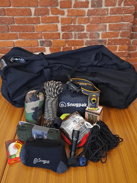 Outdoorové vybavenie na expedíciu – taška Rigad, spacák Snugpak, čelovka, lano a ďalšia výbava do divočiny