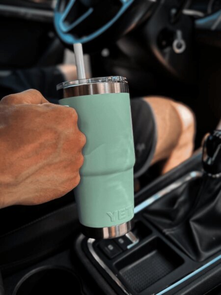 Termohrnček YETI Rambler v držiaku auta počas cestovania