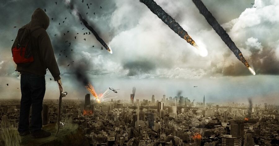 Muž hľadiaci na skazu mesta pádom meteoritov