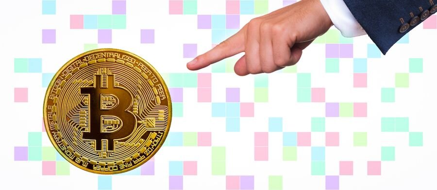 Ruka ukazujúca na Bitcoin