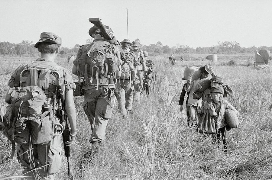 Americkí vojaci a vietnamskí civilisti