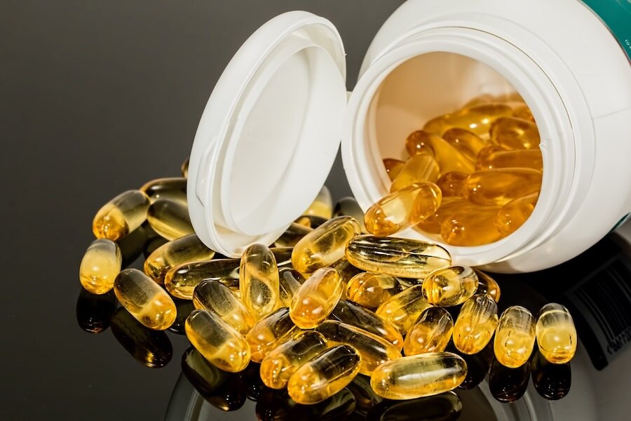Vysypané kapsule vitamínu na stole