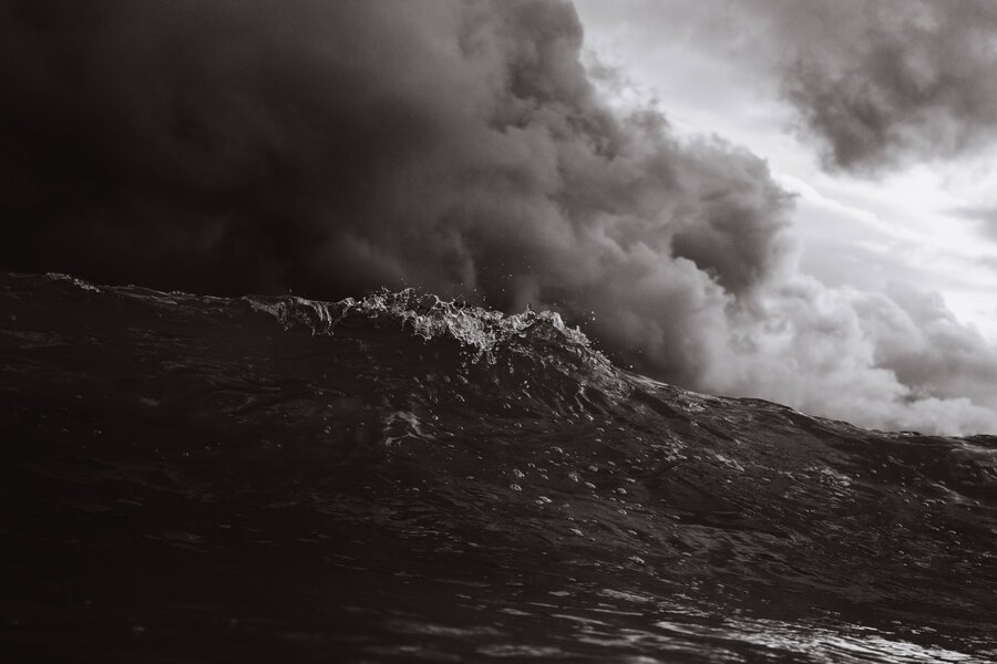 Rozbúrené more s mrakmi v pozadí