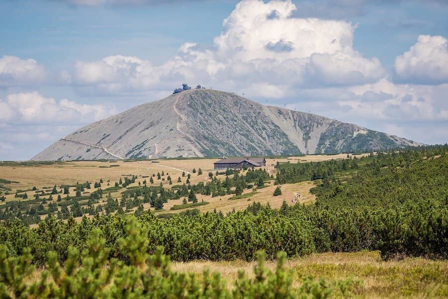 Krajina so Sněžkou v pozadí