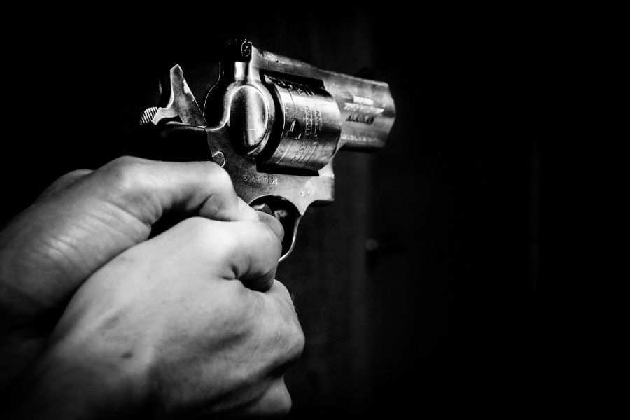 Revolver v ruke